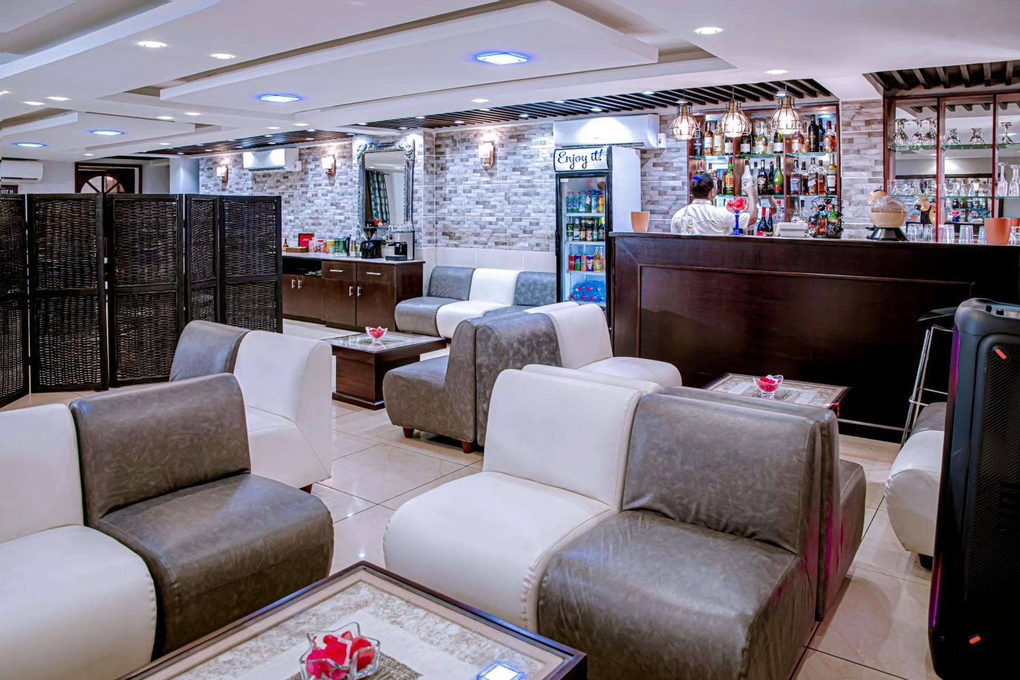 דואלה Serena Hotel מראה חיצוני תמונה