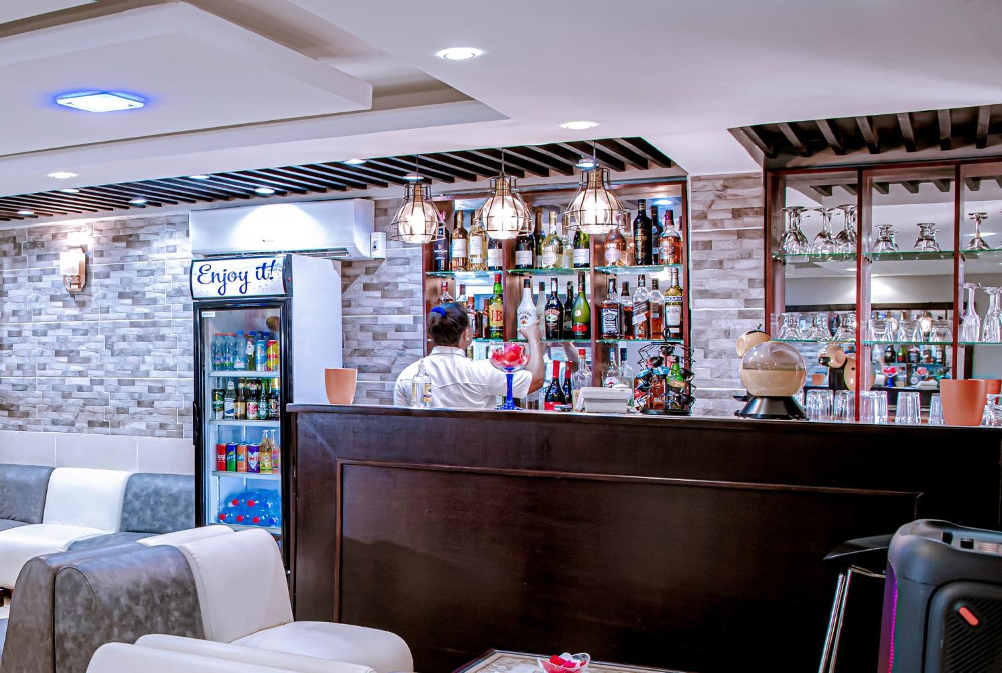 דואלה Serena Hotel מראה חיצוני תמונה